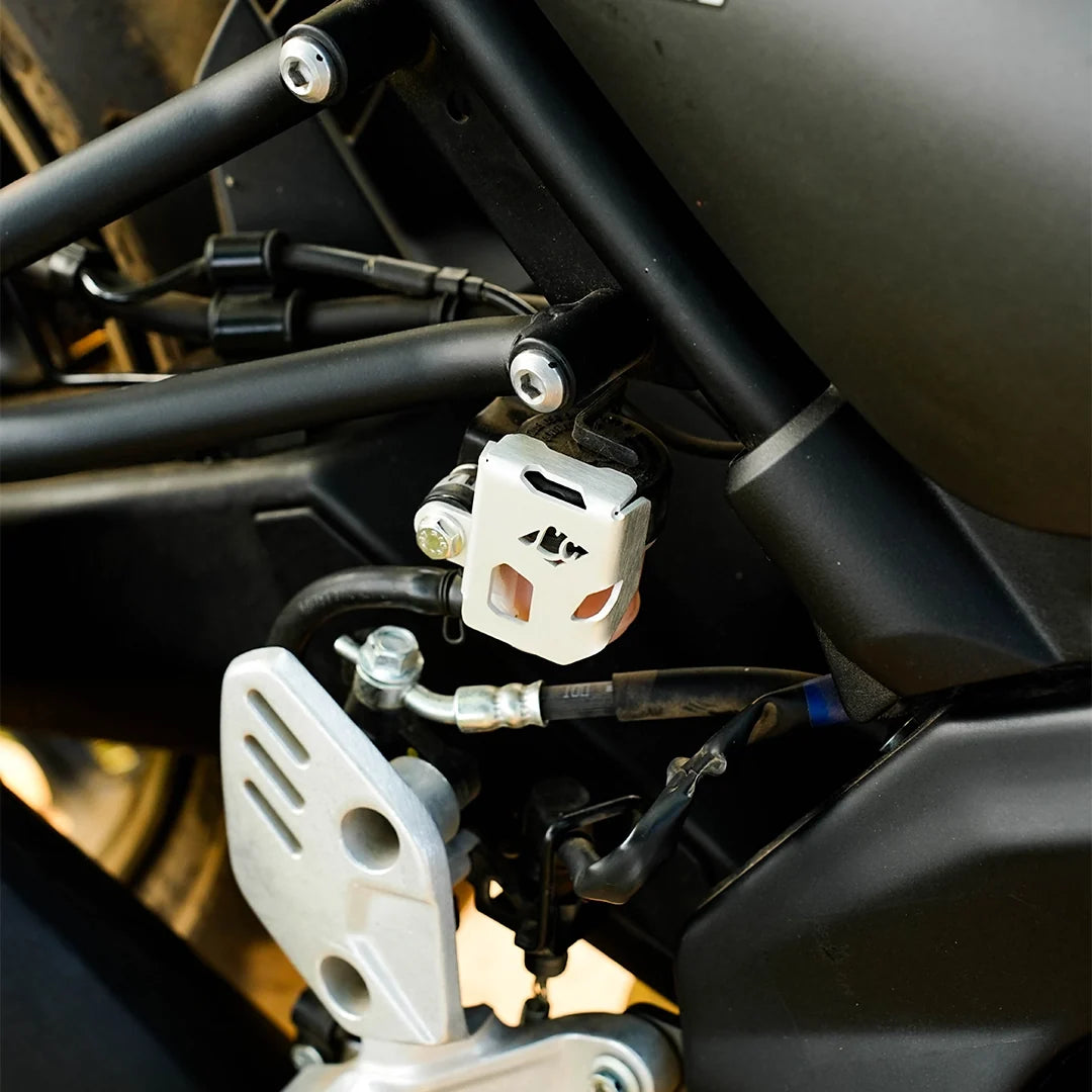 LEGUNDARY YAMAHA XSR 155 CASQUE REAR OIL CAP SILVER