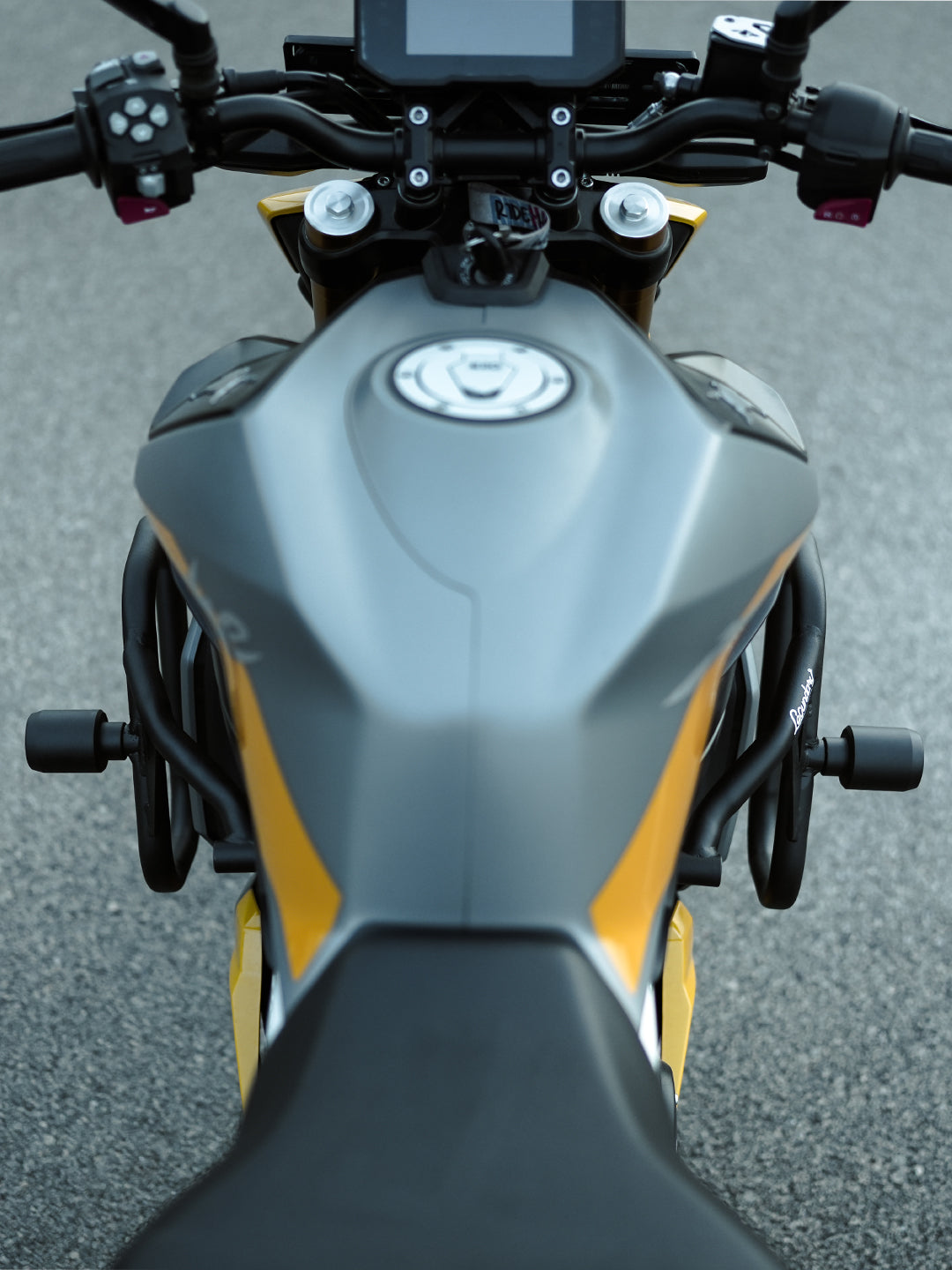 Apache RTR310 Thanos Crash Guard With Slider Black