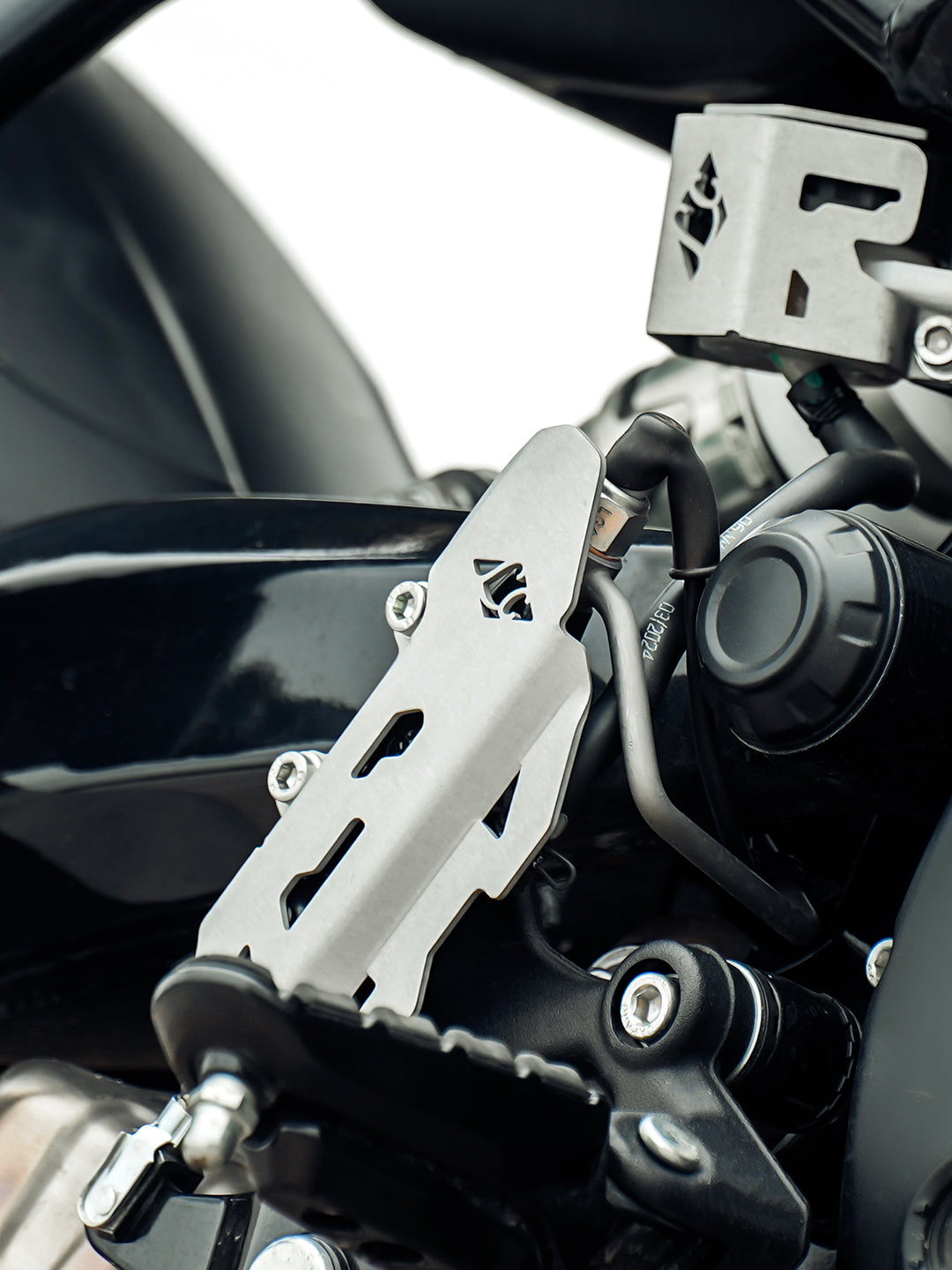 RE Guerrilla 450 Casque Rear Oil Cap